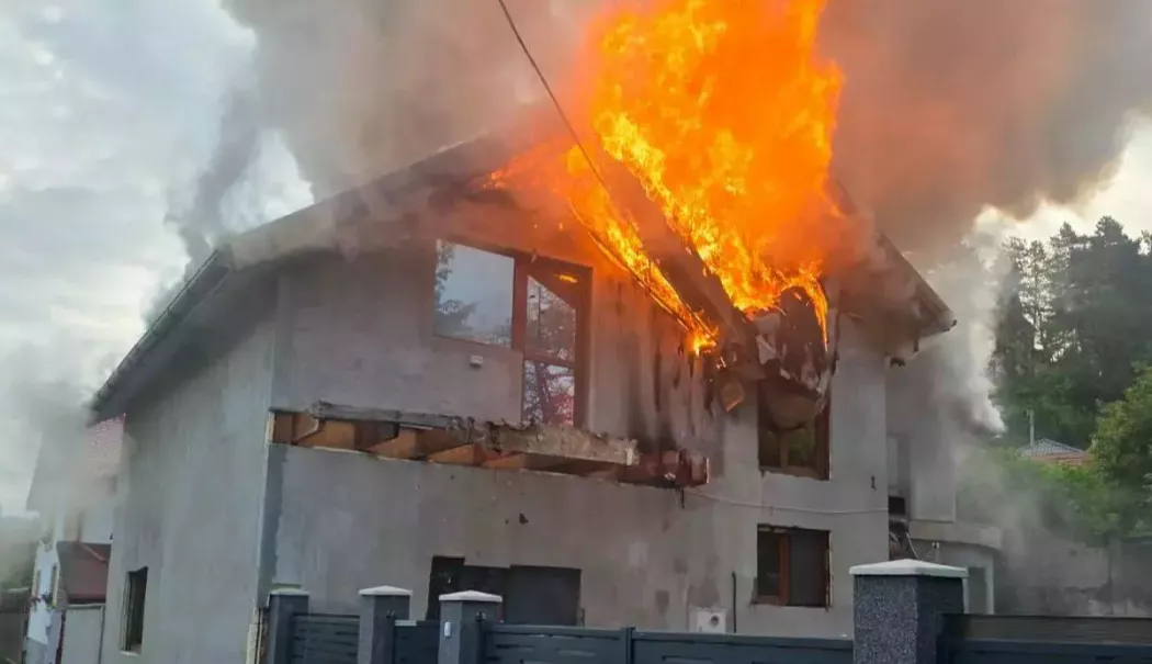Incendiu puternic la o locuință! Mansarda și acoperișul au fost cuprinse de flăcări