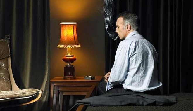 Sedentarismul și fumatul, tot un… drac? - mansittingonbedsmokingacigarette-1342710646.jpg