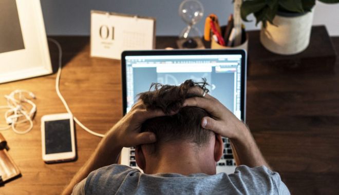 Site-urile și persoanele care vând lucrări de doctorat, licenţă sau masterat, vor fi sancționate drastic - manstressedwhileworkingonlaptop2-1683044469.jpeg