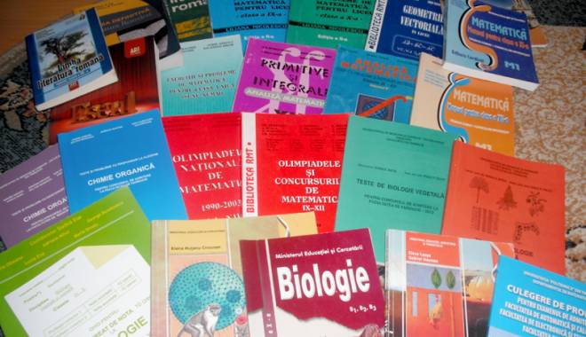 Părinții pot răsufla ușurați. Elevii de-a XI-a și a XII-a vor primi manuale - manuale-1440951355.jpg