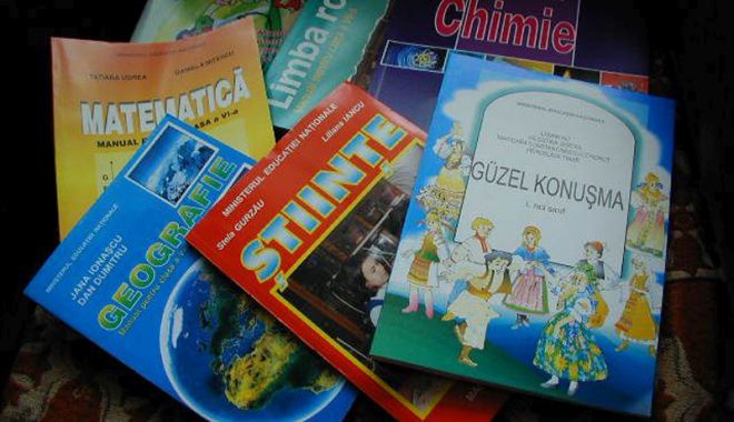 Zeci de mii de lei pentru profesorii autori de manuale - manualescolare-1519744548.jpg
