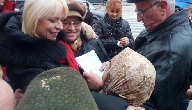 Manuela Mitrea s-a întâlnit cu alegătorii din Colegiul 8 - manuelamitrea-1353593408.jpg