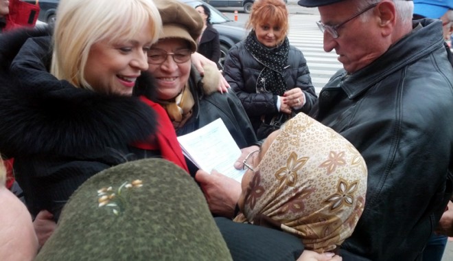 Deputatul Manuela Mitrea  s-a întâlnit cu alegătorii din Colegiul 8 - manuelamitrea-1353601630.jpg