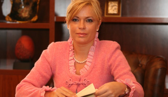Parcare și bănci pentru locuitorii din Colegiul 8 - manuelamitrea461352827574-1354725724.jpg