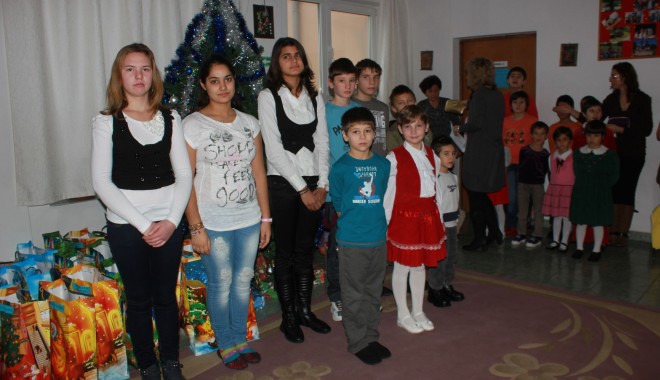 Deputatul Manuela Mitrea a dus daruri copiilor din centrele de plasament / Foto - manuelamitreaadusdaruricentrulal-1386856296.jpg
