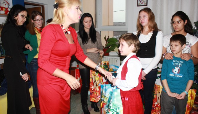 Deputatul Manuela Mitrea a dus daruri copiilor din centrele de plasament / Foto - manuelamitreaadusdaruricentrulal-1386856358.jpg