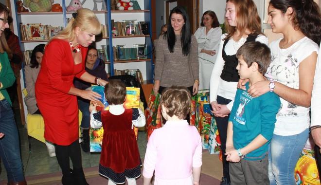 Deputatul Manuela Mitrea a dus daruri copiilor din centrele de plasament / Foto - manuelamitreaadusdaruricentrulal-1386856367.jpg