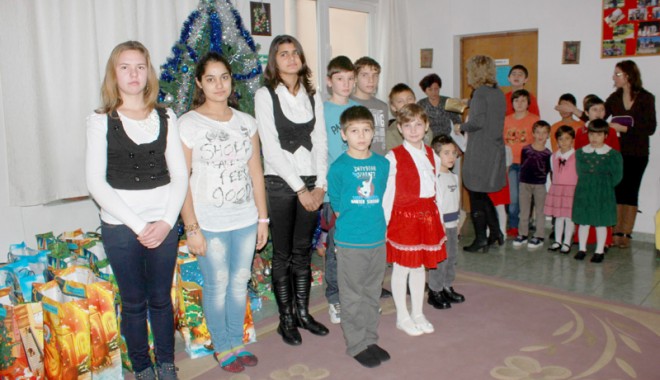 Deputatul Manuela Mitrea a dus daruri copiilor din centrele de plasament - manuelamitreaadusdaruricentrulal-1386870754.jpg