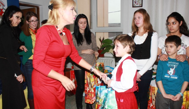Deputatul Manuela Mitrea a dus daruri copiilor din centrele de plasament - manuelamitreaadusdaruricentrulal-1386870795.jpg