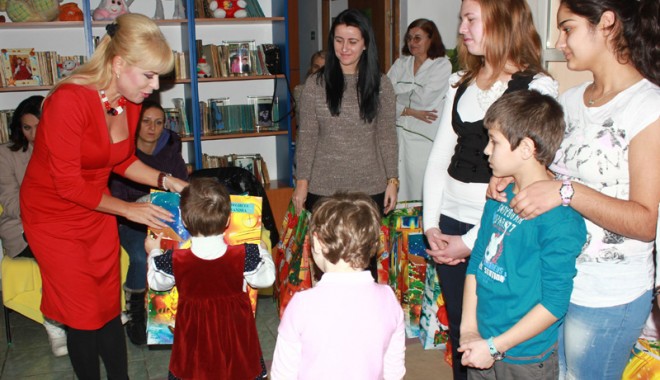 Deputatul Manuela Mitrea a dus daruri copiilor din centrele de plasament - manuelamitreaadusdaruricentrulal-1386870805.jpg