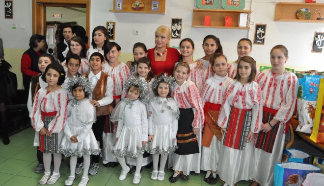 Deputatul Manuela Mitrea a dus daruri copiilor din centrele de plasament / Foto - manuelamitreaadusdaruriziar-1386856414.jpg