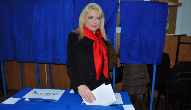 Manuela Mitrea a votat la Școala 39 - manuelamitreadsc0067-1355051295.jpg