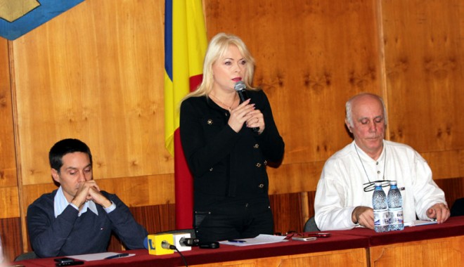 Manuela Mitrea, impresionată  de discuțiile cu militarii în rezervă - manuelamitrearemusmacovei-1353942277.jpg