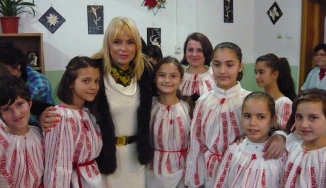 Deputatul Manuela Mitrea a dus daruri copiilor din două centre de plasament - manuelamitreasicopiii-1323978991.jpg