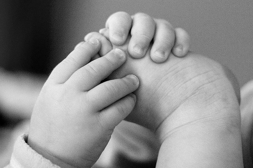Caz șocant! O mamă și-a aruncat copilul nou-născut în toaletă - manutapiciorusbebe-1372695097.jpg