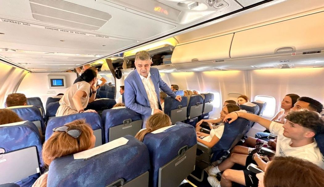 Premierul Ciolacu i-a adus în țară, cu aeronava oficială, pe tinerii blocaţi în aeroportul din Dubai - marcel-ciolacu-tineri-dubai-1713541725.jpg