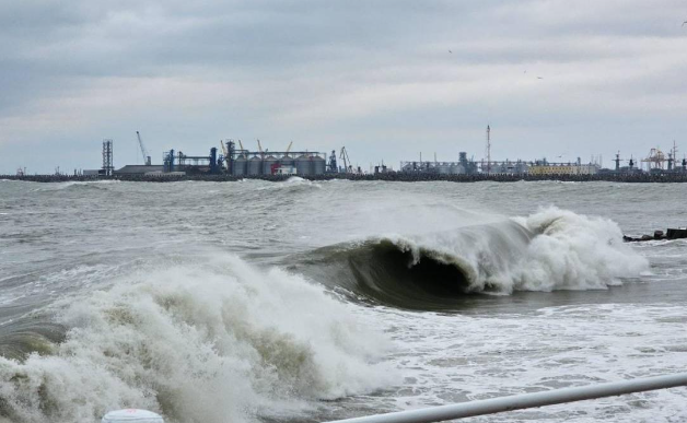 Alertă pe litoral. Marea furioasă și vântul de 70 km/h blochează porturile - mare-porturi-inchise-1771680078.webp