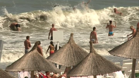 Cod roșu pe plajele de pe litoral - mareagitata80848200-1314527855.jpg