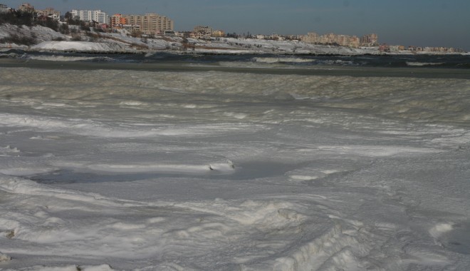 Pompierii intervin pentru salvarea unei persoane căzute în mare - mareaneagra-1328278997.jpg