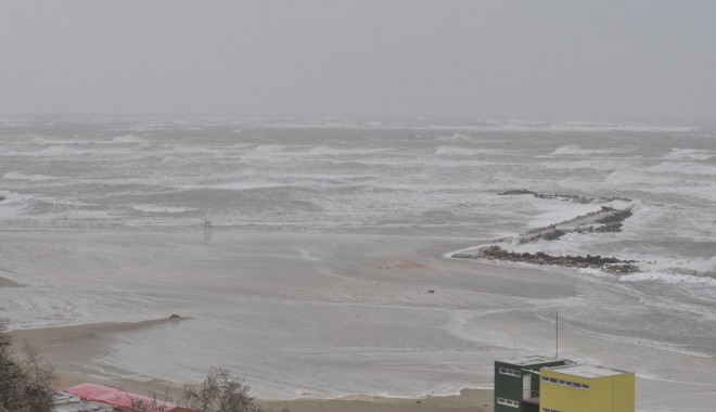 Vezi aici imagini incredibile: Marea Neagră a înghițit plaja Modern - mareplajamodern2-1318855209.jpg