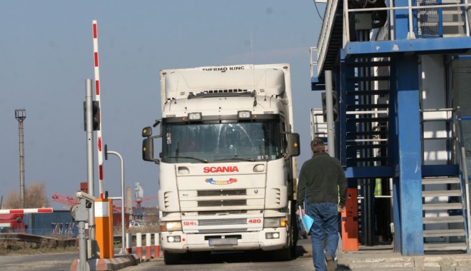 Încălțăminte contrafăcută, confiscată de polițiștii de la Investigarea Fraudelor - marfa1362642652-1372067380.jpg