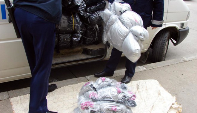 Mii de perechi de papuci, confiscate în portul Constanța - marfa1365547394-1421916829.jpg