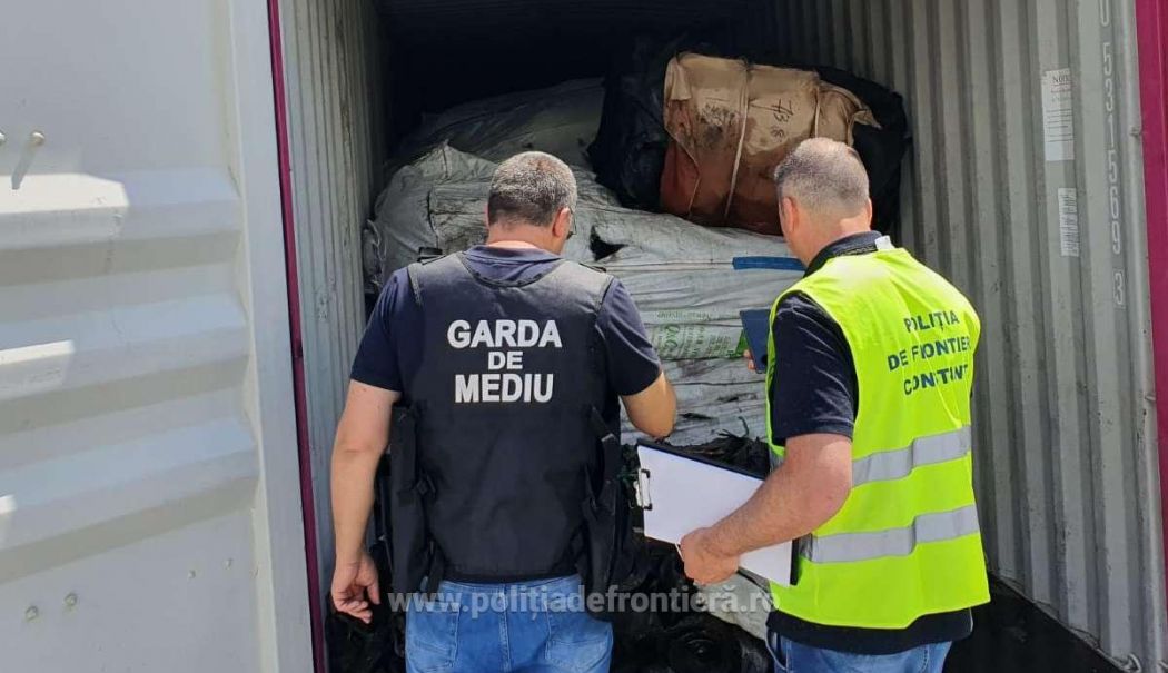 Mărfuri contrafăcute oprite de DNA să tranziteze Portul Constanța. S-a oferit mită de 90.000 de dolari - marfuri-contrafacute-port-consta-1717593560.jpg