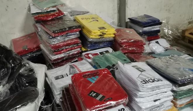 Mărfuri contrafăcute, descoperite într-un automarfar sosit din Turcia - marfuricontrafacutedepeste800000-1623853089.jpg