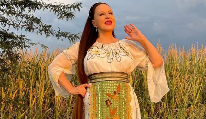 Ce ritual secret are Maria Dragomiroiu. De ce îşi pune părul în grădină după ce se tunde