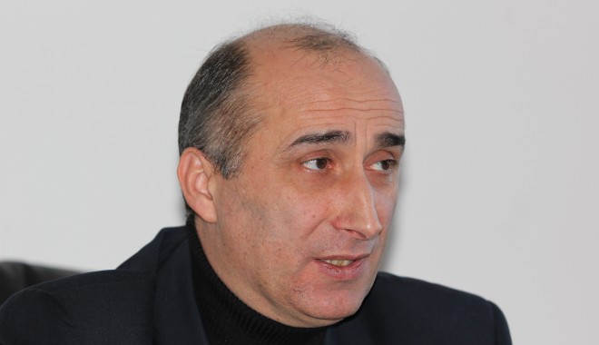 Prorectorul Marian Cojoc depune oficial candidatura - mariancojoc38-1328638437.jpg