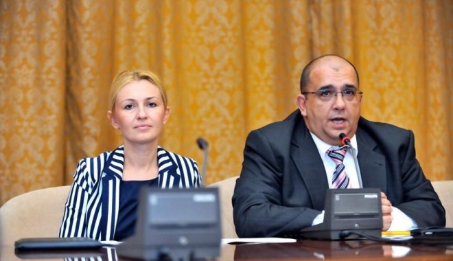 Maria Stavrositu vrea reintroducerea uniformei școlare - mariastavrositu-1318512360.jpg