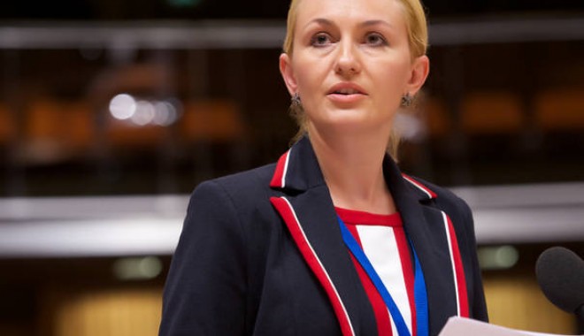 Deputatul Maria Stavrositu se implică pentru a apăra drepturile copiilor - mariastavrositu22octombrie-1351006210.jpg