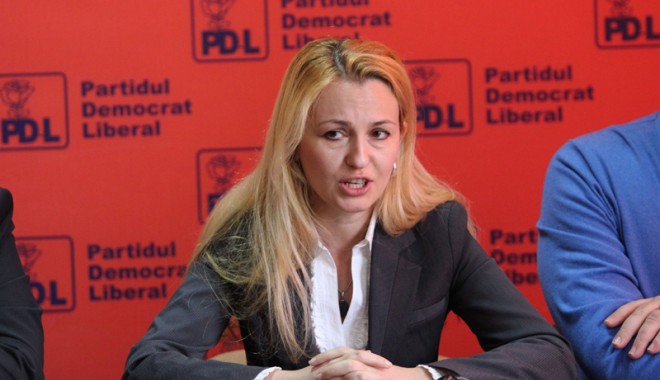 Deputatul Maria Stavrositu este de acord cu un Guvern de tehnocrați - mariastavrosituconferinta-1328454327.jpg