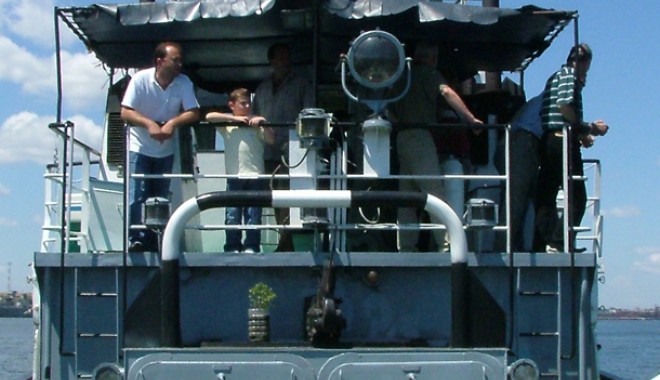 Vin vremuri grele pentru marinarii români! - marinariremorcheritc-1337200986.jpg