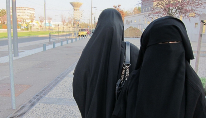 Marine Le Pen a refuzat să poarte vălul islamic  la întâlnirea  cu marele muftiu la Beirut - marinelepenvalislamic-1487682626.jpg
