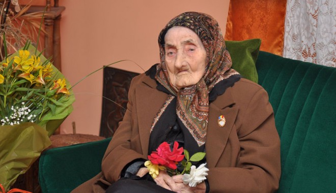 Ea e cea mai vârstnică femeie din județ! - maritadinu100anitechirghiol1-1351008082.jpg