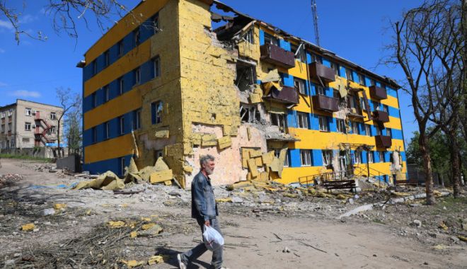Oamenii din Mariupol sunt nevoiți să vâneze porumbei ca să aibă ce mânca