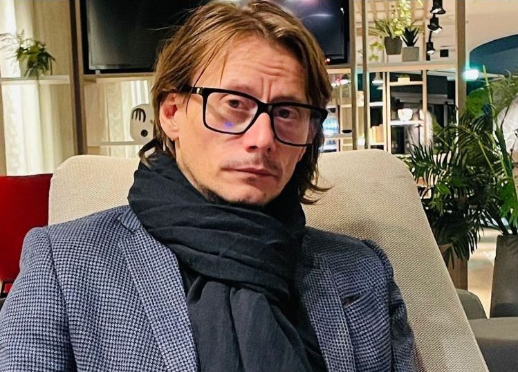 Marius Manole, pe scena Casei de Cultură, chiar de ziua lui, într-un spectacol premieră