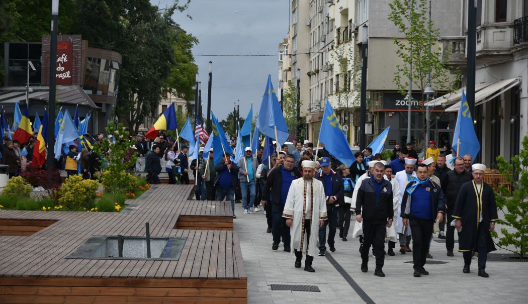 Foto - 1.500 de tătari prezenți la marșul comemorativ organizat de UDTTMR la 80 de ani de la Surghiunul din 18 mai 1944