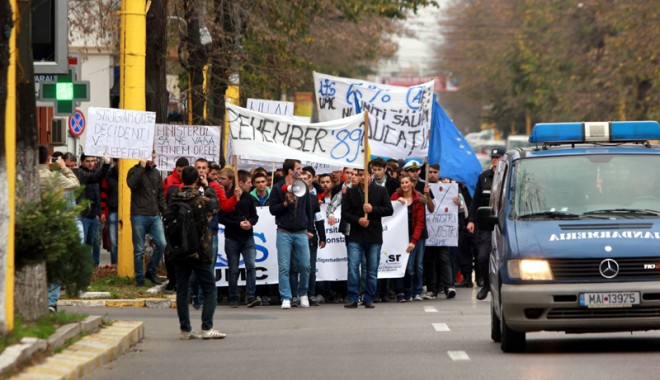 Constanța răscolită de marșul de protest al studenților și elevilor - marsprotest-1384366776.jpg