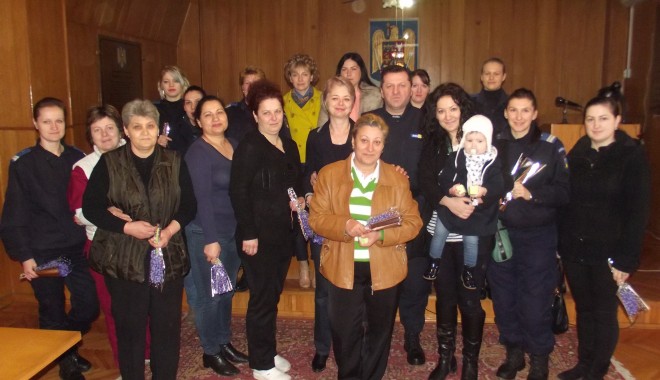 Mărțișoare și flori pentru angajatele Grupării de Jandarmi Mobilă - martisoaresiflori-1393587640.jpg