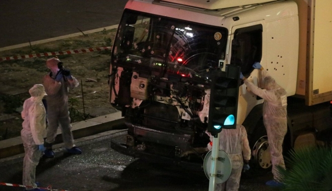 ATAC ÎN FRANȚA / VIDEO. Politiștii francezi încercând să oprească camionul ucigaș - masacrufranta4-1468567569.jpg
