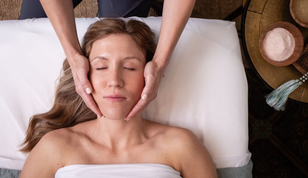 Masajul facial contribuie la încetinirea procesului de îmbătrânire - masaj-1733144443.jpg