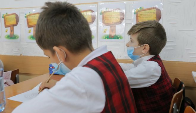 Elevii de clasa a VIII-a și a XII-a, obligați să poarte mască în timpul examenelor - masca-1590243911.jpg