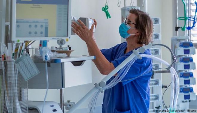 O gravidă de 33 de ani, infectată cu coronavirus, a murit în spital la o săptămână după mama ei - masca2-1596875628.jpg