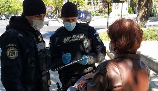 Controale în autobuze. Cine nu poartă mască va fi amendat! - mascajandarmi2-1602075068.jpg