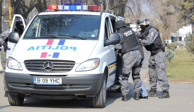 DESCINDERI CU MASCAȚI la Cernavodă / Doi proxeneți duși la Parchet - mascat1363732351-1371728056.jpg