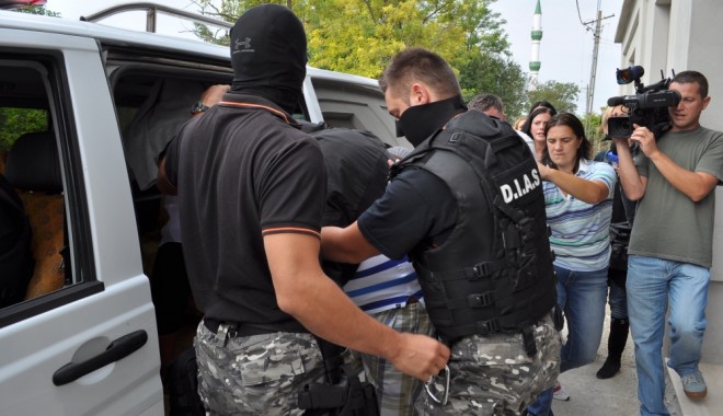 CUTREMUR ÎN POLIȚIA CONSTANȚEI! Trei ofițeri de la Crimă Organizată, ARESTAȚI pentru molestarea unui procuror - mascat1369562894-1369609466.jpg