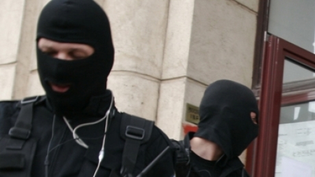 Locuințele a două judecătoare de la ÎCCJ, percheziționate de DNA - mascati-1317968349.jpg