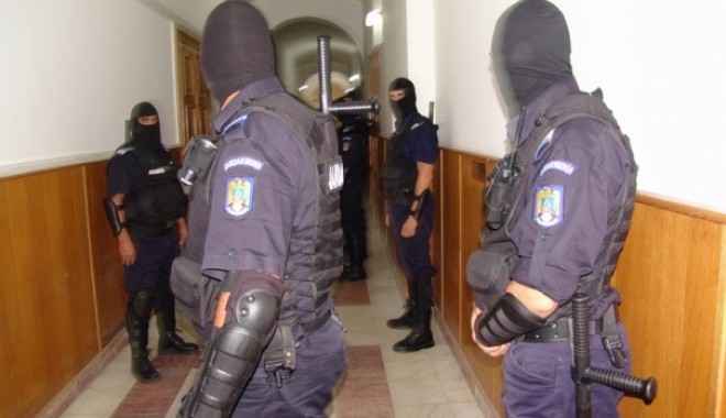 Bechir, fratele lui Săceanu, trimis în judecată pentru înșelăciune cu aur - mascati-1349990431.jpg